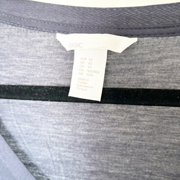 H&M Basic Grey V-neck T-shirt Size Extra Small - Picture 3 of 4